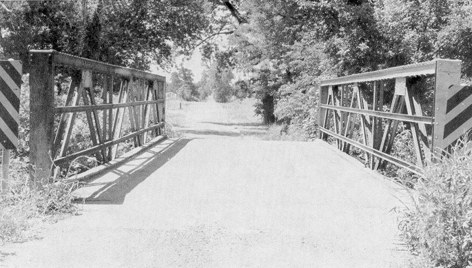 The Warren configuration is evident in this bedstead made by the Oklahoma Iron Works.  Bridge 72N4017E0780007, 41 feet long and 13 feet wide, sits over Snake Creek, south of Bixby.